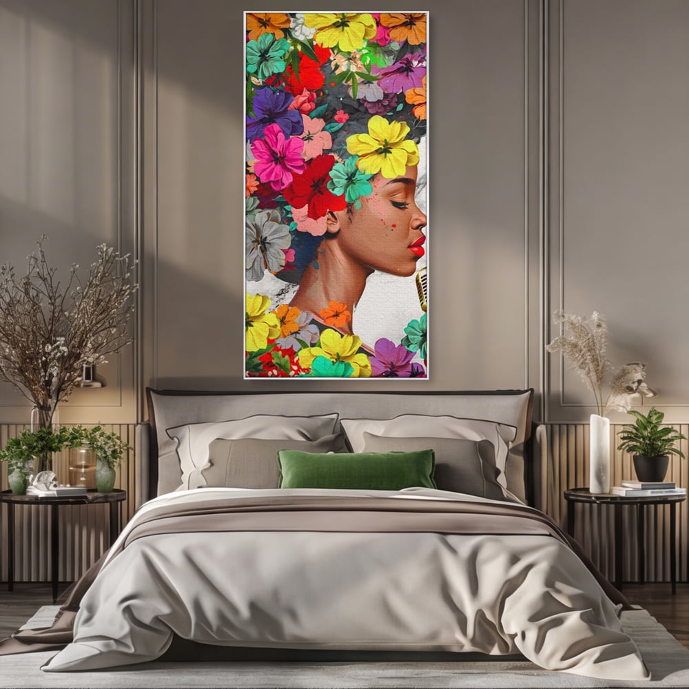 Tablou canvas cu tablou canvas cu fata si flori, in rama de aluminiu argintiu, pe perete intr-un dormitor